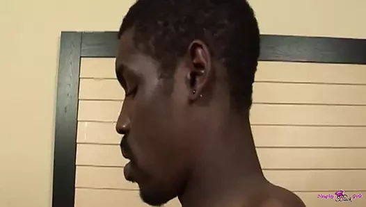 Her tombul zenci orta yaşlı seksi kadın azgın erkeğinin şişman amını sikmeyi sevdiğini biliyor