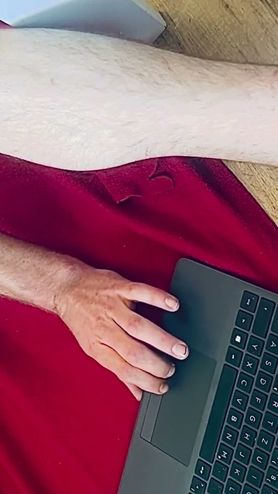 Yakın çekimde güzel Alman solo çıplak sert yarak. Kalın penisime masaj yapıyorum. | Klip 1