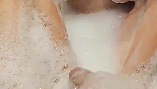 Banyoda karşılıklı mastürbasyondan önce seksi evli kadın yarak emmeyi seviyor