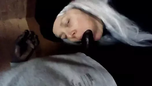 Seksi sarışın zenci yarağını emiyor