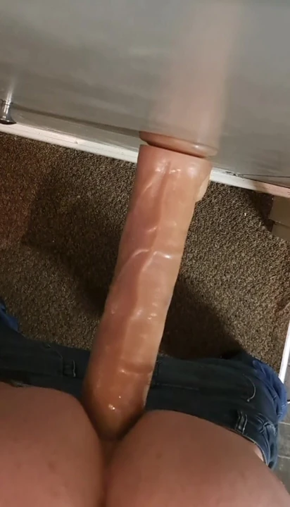 Büyük dildoya biniyor