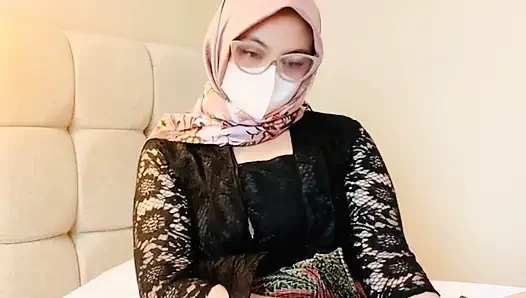 Endonezya geleneksel elbisesi ile solo kadın mastürbasyonu