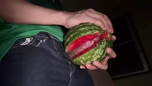 Karpuz bir seks oyuncağıdır.