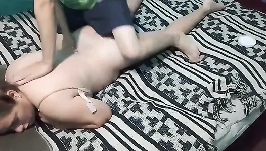 Elbisesini çıkarıyor ve ona krem ile rahatlatıcı bir masaj yapıyorum