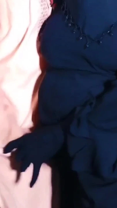 Burqa'daki güzel Bengalli kadın sevgilisiyle eğleniyor | Klip 1