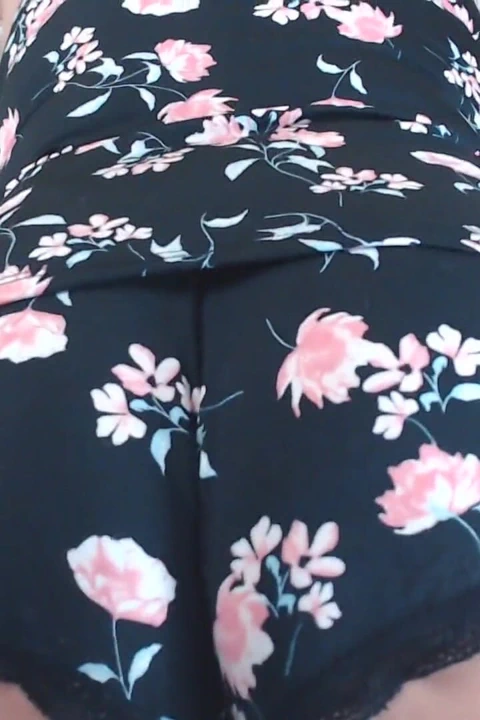 Tatlı göt saten altlarını sallıyor