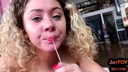 Minyon vücutlu 21 yaşındaki amatör kız sıkı amından sikiliyor