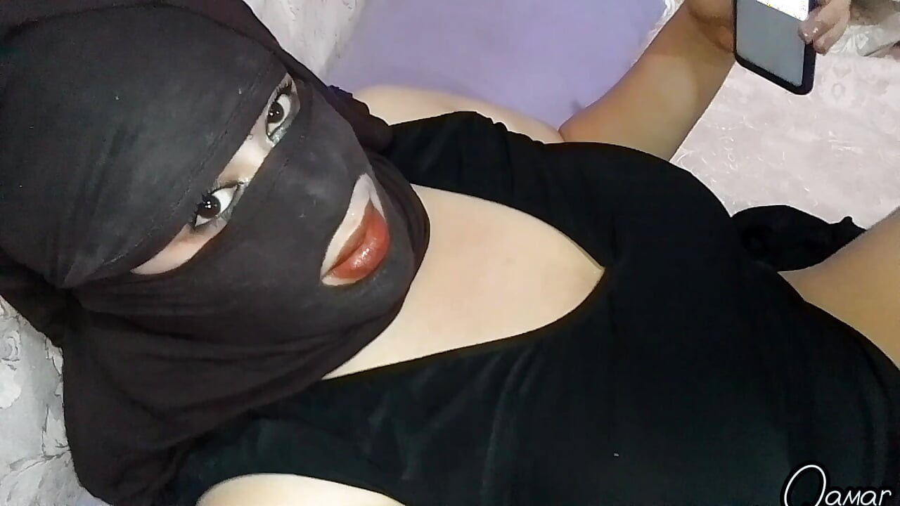Bir kadını seks izlerken ve seks yaparken yakaladım. Bakalım götüne ne yaptı. Arap seksi ve Mısırlı konuşması çok açık.
