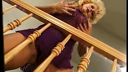 Azgın çirkin sarışın onu kedi ile oynuyor sonra yalıyor onu büyük yapay penis