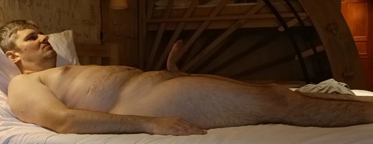 Büyük bir otel odasında boşalana kadar mastürbasyon.