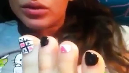 Scarlett kendi seksi ayaklarına tapıyor