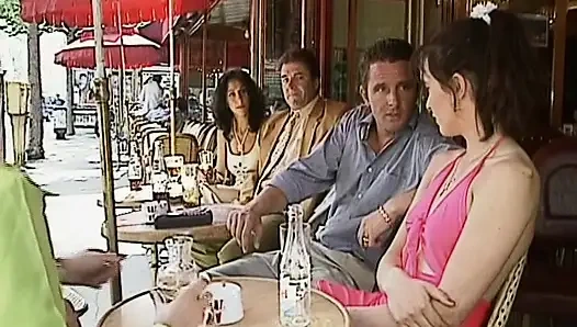 Klasik Alman kızlar anal grup seks için barda sikiliyor