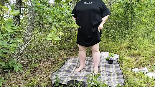 Kayınvalide halka açık bir parkta soyunuyor ve büyük amına mastürbasyon yapıyor