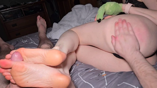 Ayak parmaklarının dölünü yalatdığına inanamıyorum