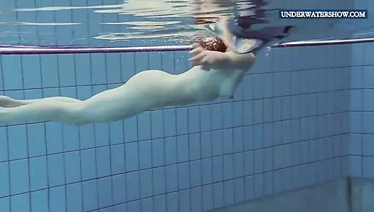 Islak genç lera içinde the havuz