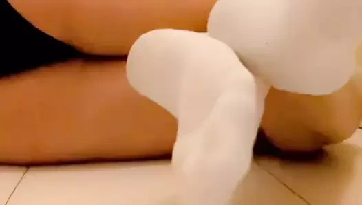 Çorap giyiyor ve ayak ibadeti yapıyor