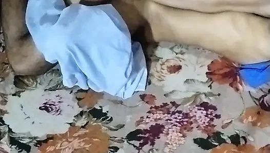 Liseli kız arkadaş sikişin tadını çıkarıyor