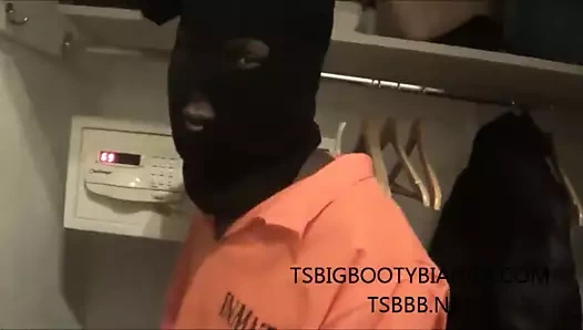 Porno yıldızı ts büyük ganimet bianca sikikleri mahkum kaçtı!