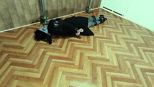 Hedeflenen ofis görevlisi bantla bağlanmıştı