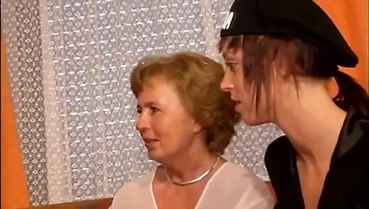 Yaşlı ve genç üçlü sarışın orta yaşlı seksi kadın amcık yalıyor büyük yarak emiyor