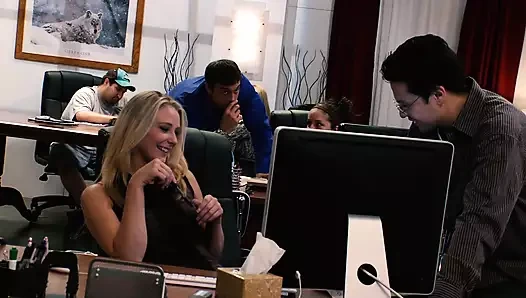 Natalie Norton derin bir delik delmek için patronunun odasına çağırılıyor