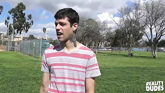 Jasmine Daze ve Dakota Williams Charles Dera'nın doğum günü için pasta pişirmeye karar veriyor ama onun yerine ona amlarını veriyorlar - mofos