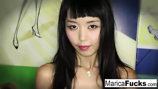 Marica kostümünü çıkarıyor ve kendi kendisiyle oynuyor