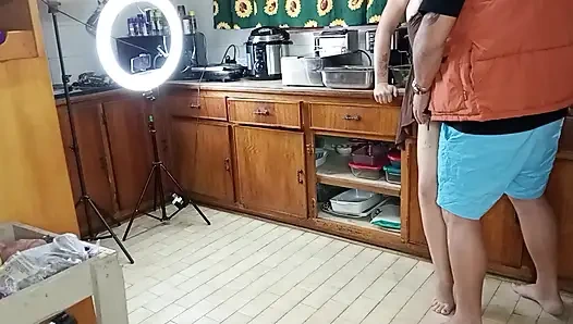 Salata yapmaya çalıştı ve sonra biraz yarak yedi