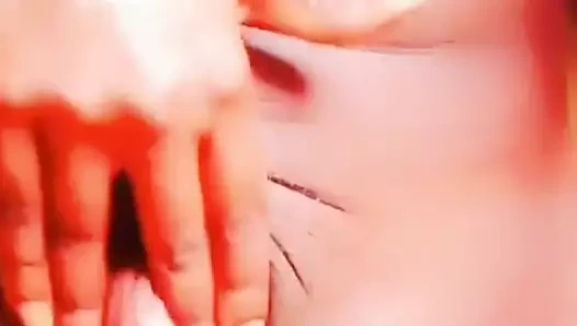 Klitoris büyük klitoris ovuyor, sürtük klitorisine mastürbasyon yapıyor