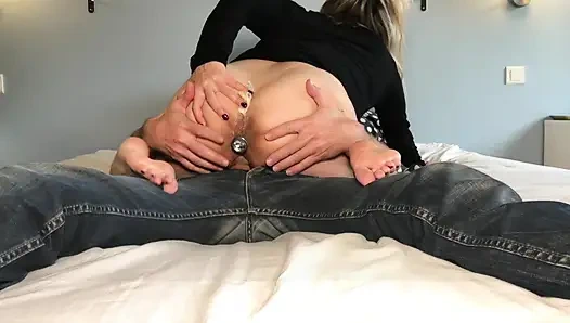 Kayınbiraderim beni sikti, prezervativi çıkardım ki orospu vajinama sıksın.