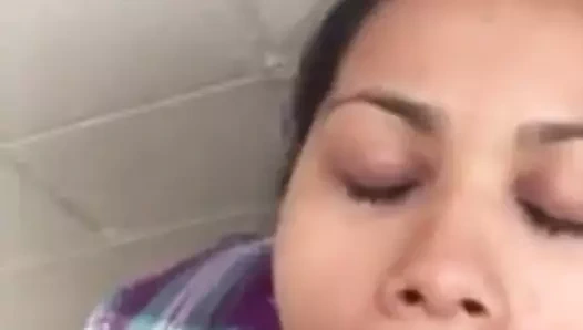 Asyalı sürtük beyaz yarak emiyor