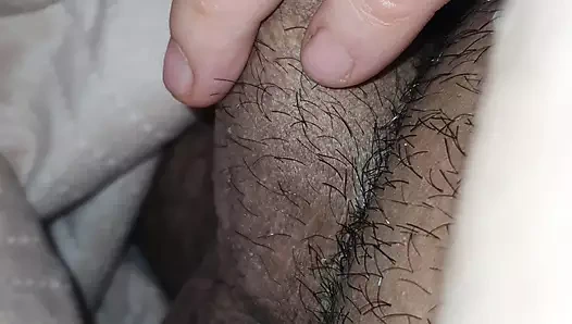 Üvey annenin eli üvey oğlunun yarağına dokunarak mucizeler yaratıyor