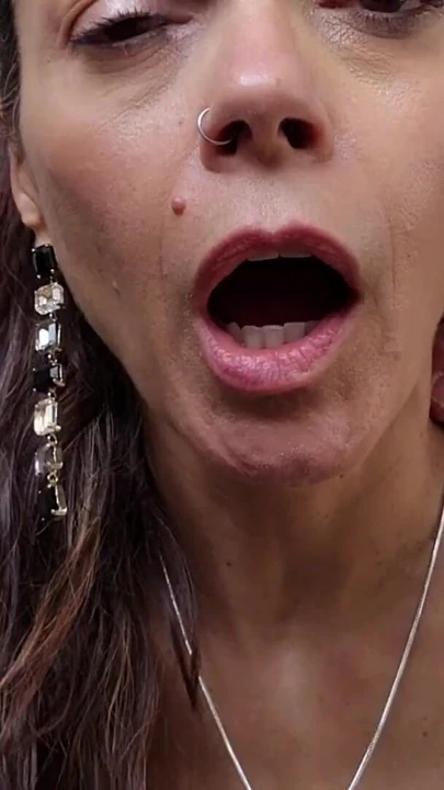 Güzel orta yaşlı seksi kadın bulaşıkları yıkarken götünü sert siktiriyor | Klip 1