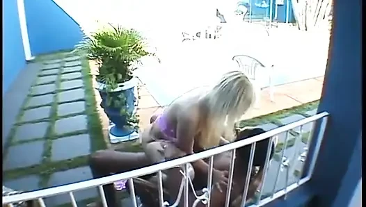 Edepsiz fahişe yarak emiyor ve açık havada anal sikişiyor