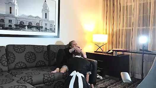 Hizmetçi olarak kadınlaşmış adam patronun ayaklarına tapıyor ve takma yarak emiyor