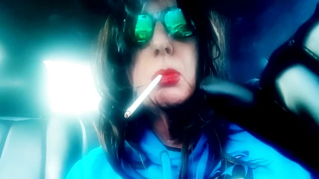 BAYAN ROMAN SIGARA IÇERKEN DILDOYLA YARAĞıNı OKŞUYOR VS120S