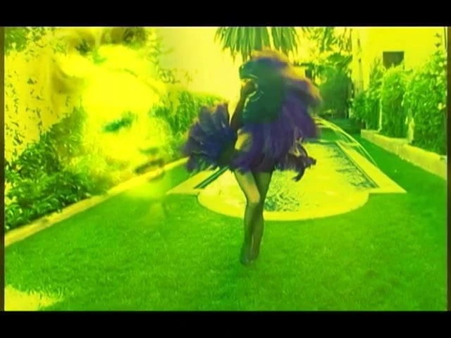 Грудастая индийская телочка снимает одежду в вычурном раздевании на улице