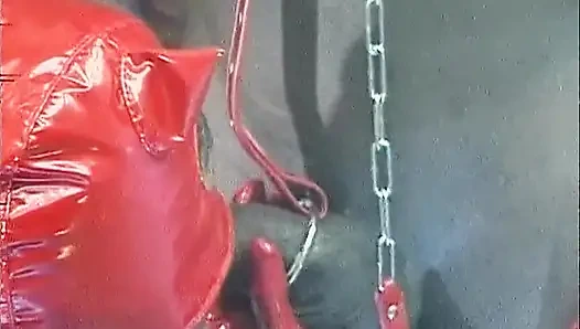 Lateks orta yaşlı seksi kadın zincir tasmalı ve damlayan oral seks yapıyor