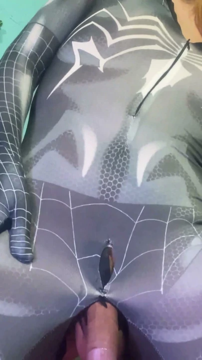 SpiderGwen büyük siki götüne alıyor | Klip 2