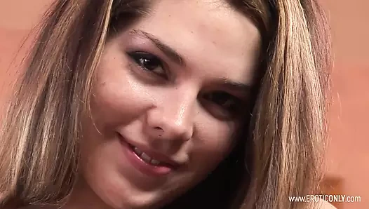 Ateşli esmer kadın büyük zenci yarağı tarafından sıkı amından sert sikiliyor