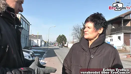 Yaşlı Alman ev hanımı sokakta seks hakkında soru sordu