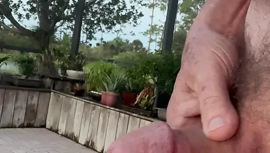 Sabah erken saatlerde verandada çıplak mastürbasyon