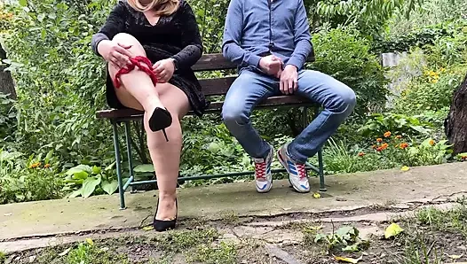 Kayınvalide halka açık bir yerde mastürbasyon yaparken damadını boşaltıyor