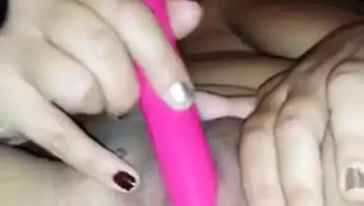 Dik bebek parmak ona ıslak kedi ile yapay penis