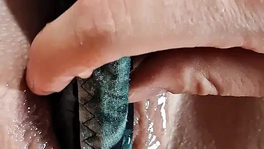 Klitorisiyle oynuyor