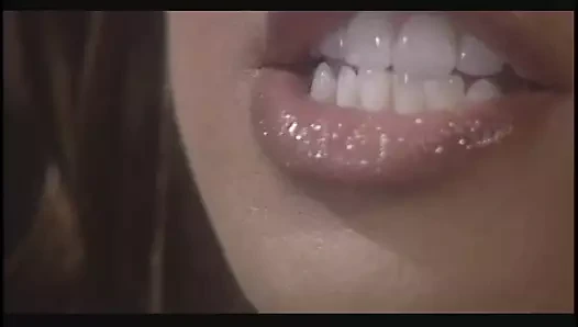 Melek yüzlü ve şeytanın ruhuna sahip çarpıcı sarışın, ıslah kolejinde safir oyunlarında eğitime karşı değil