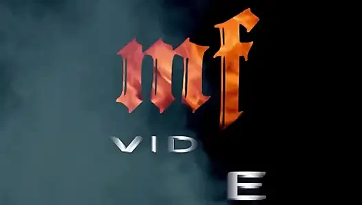 Amcığım makyajını siliyor