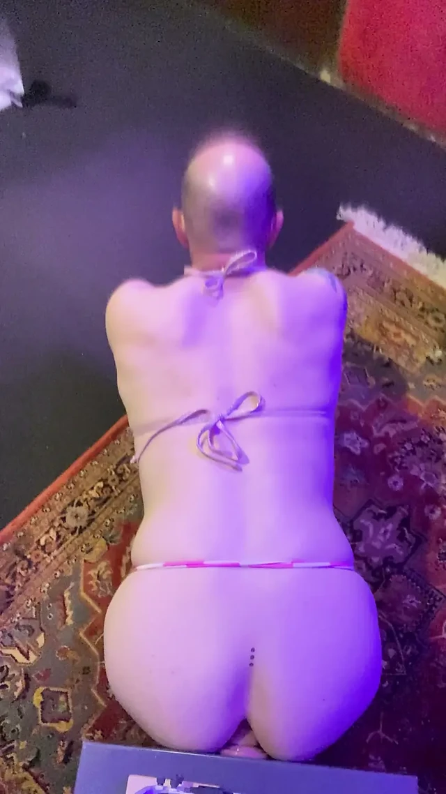 Sissy orospu, kız olmak ve daddy top'un beni sahiplenmesi takıntısıyla dildoyu tam bir dibe inen gibi sikiyor