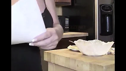 Adım anne göğüsleri ile mutfakta baştan çıkarır