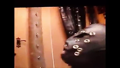 yardakçısı metresinin çizmelerine sahip olmalı